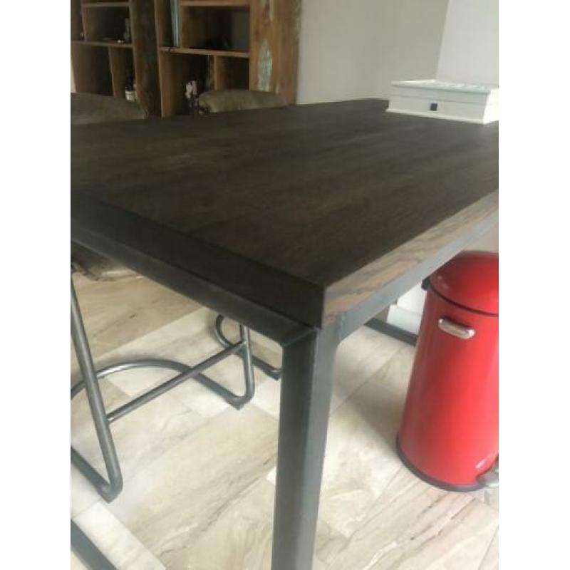 Mooie bar inclusief stoelen.