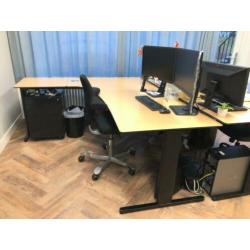 8 bureaus 12 stoelen en 6 ladeblokken voor compleet kantoor