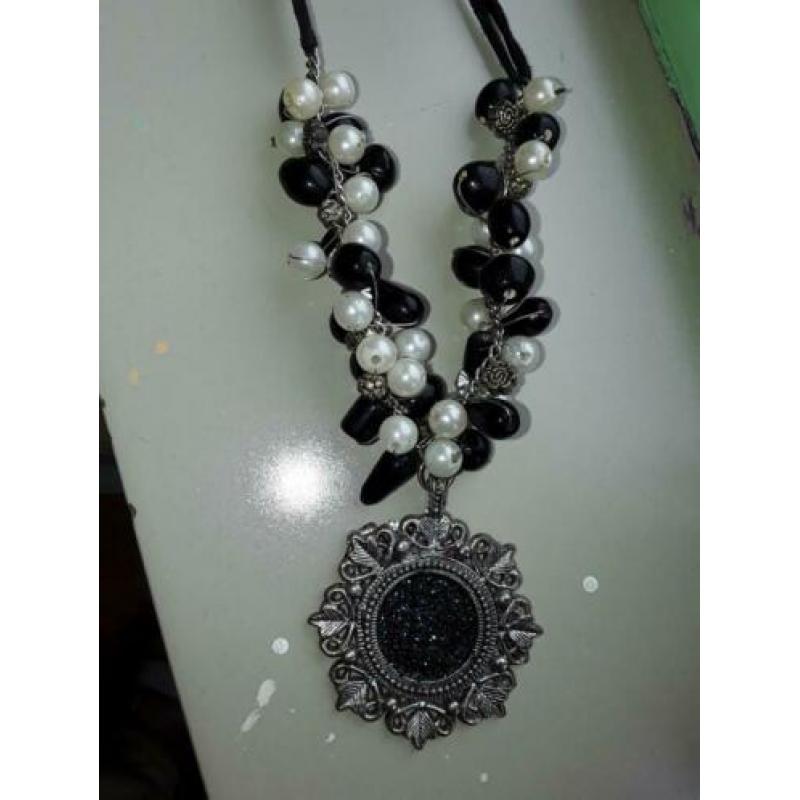 115. zwart/witte ketting