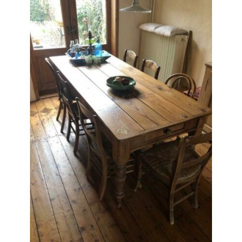 Antiek grenen grote tafel (213x87x79 hoog). Evt met stoelen.