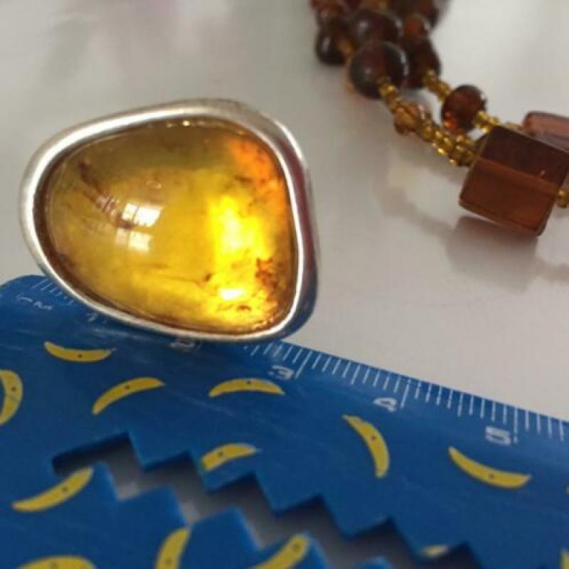 Mooi ring met grote Amber barnsteen
