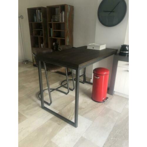 Mooie bar inclusief stoelen.