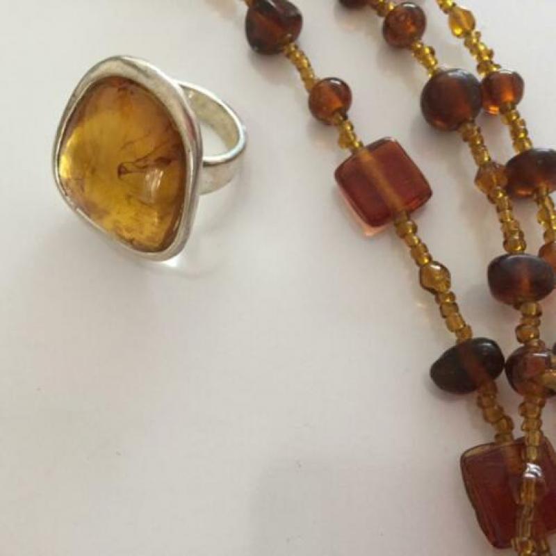 Mooi ring met grote Amber barnsteen