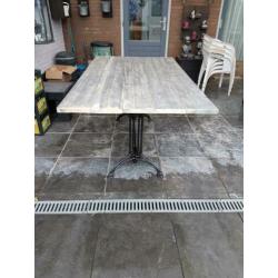 Steigerhoute tuintafel met gietijzeren onderstel zwart.