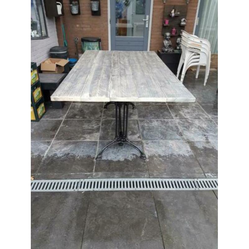 Steigerhoute tuintafel met gietijzeren onderstel zwart.