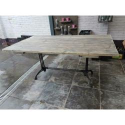 Steigerhoute tuintafel met gietijzeren onderstel zwart.