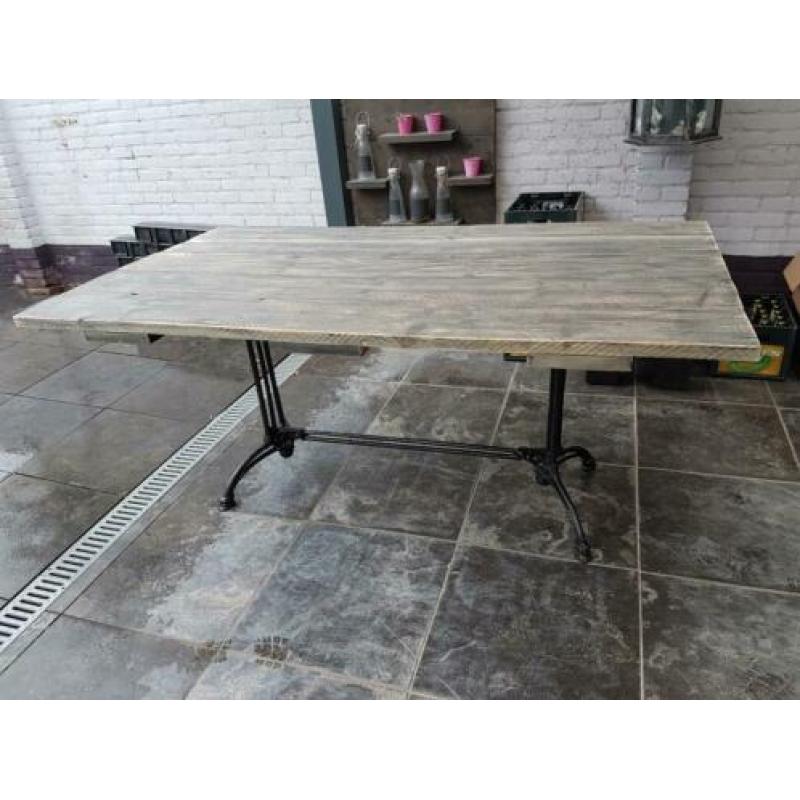 Steigerhoute tuintafel met gietijzeren onderstel zwart.
