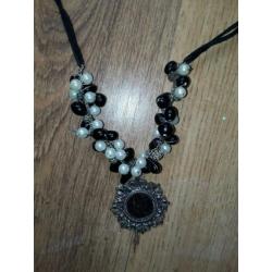 115. zwart/witte ketting