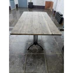 Steigerhoute tuintafel met gietijzeren onderstel zwart.