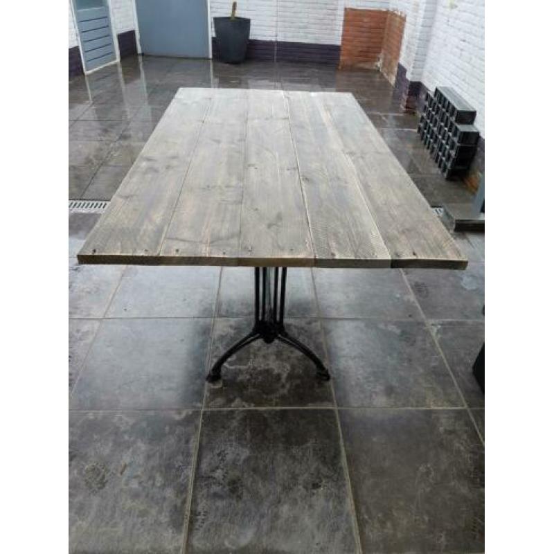 Steigerhoute tuintafel met gietijzeren onderstel zwart.