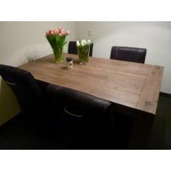 Eethoek met 4 stoelen. Grey wash.
