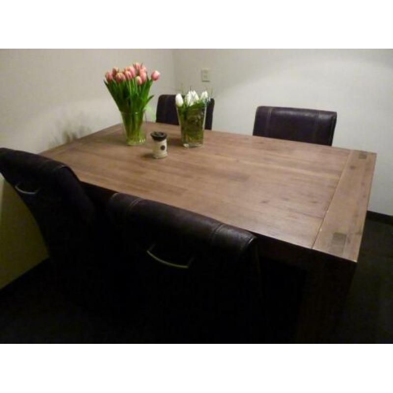 Eethoek met 4 stoelen. Grey wash.