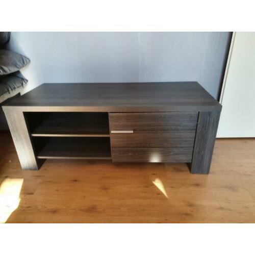 Hoekbank, salontafel en tv meubel.