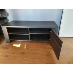 Hoekbank, salontafel en tv meubel.