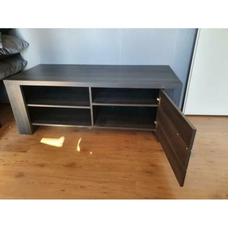 Hoekbank, salontafel en tv meubel.