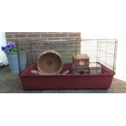 Hamster/cavia kooi. 84 cm bij 49 cm. Met houten speeltjes.