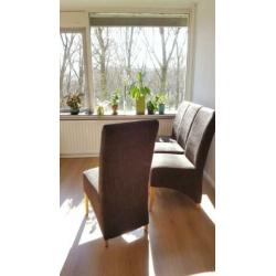 Tweepersoonsbank, fauteuil en 4 eetkamerstoelen