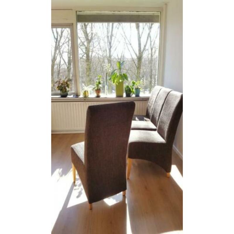 Tweepersoonsbank, fauteuil en 4 eetkamerstoelen