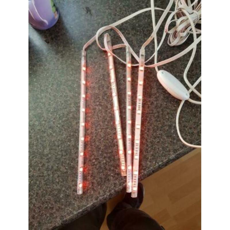 Leuke verlichting achter u televisie plak deze strippen .