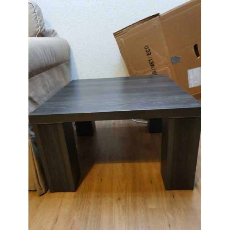 Hoekbank, salontafel en tv meubel.