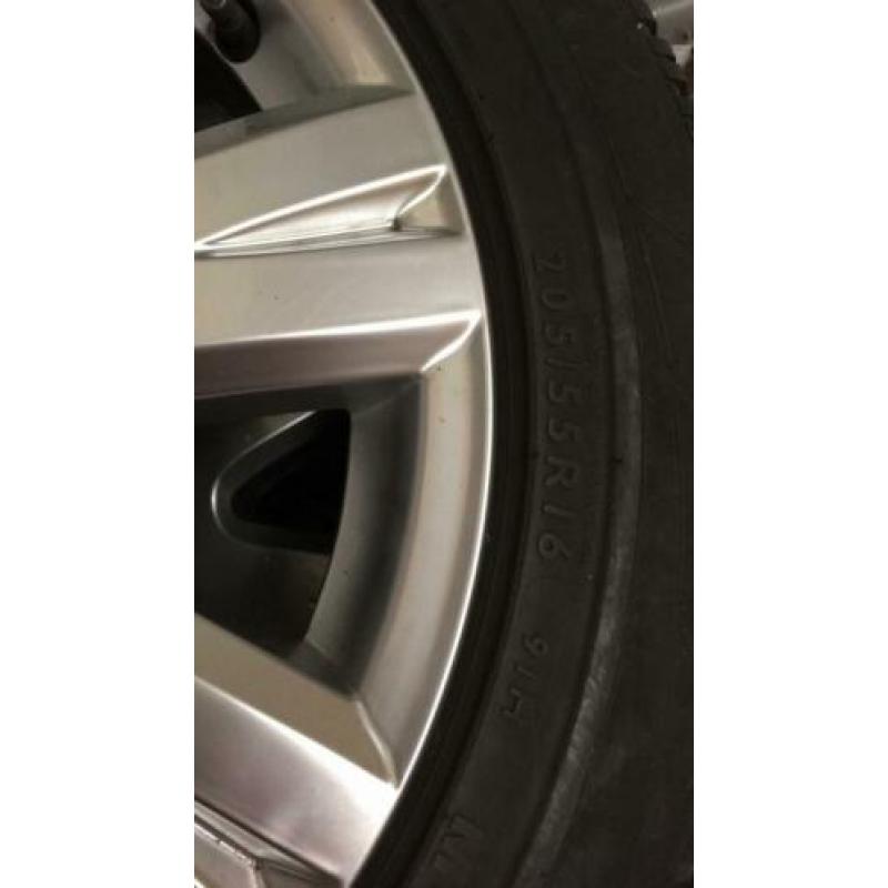 Mercedes C klasse Dunlop banden 205/55R16 zo goed als nieuw!