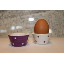 Eierdopjes en kommen voor Pasen