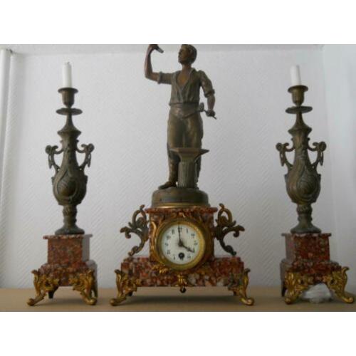 antiek klokstel met twee kandelaars uit 1900
