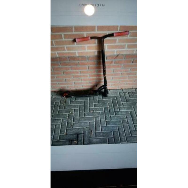 Mgp Madd VX8 pro stuntstep in zwart/rood.