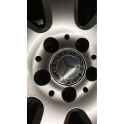 Mercedes C klasse Dunlop banden 205/55R16 zo goed als nieuw!