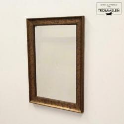 Decoratieve antieke klassieke spiegel met beschilderde lijst