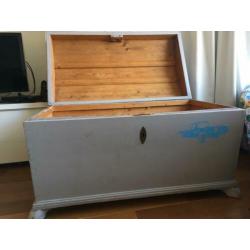 Brocante kist voor linnen of speelgoed