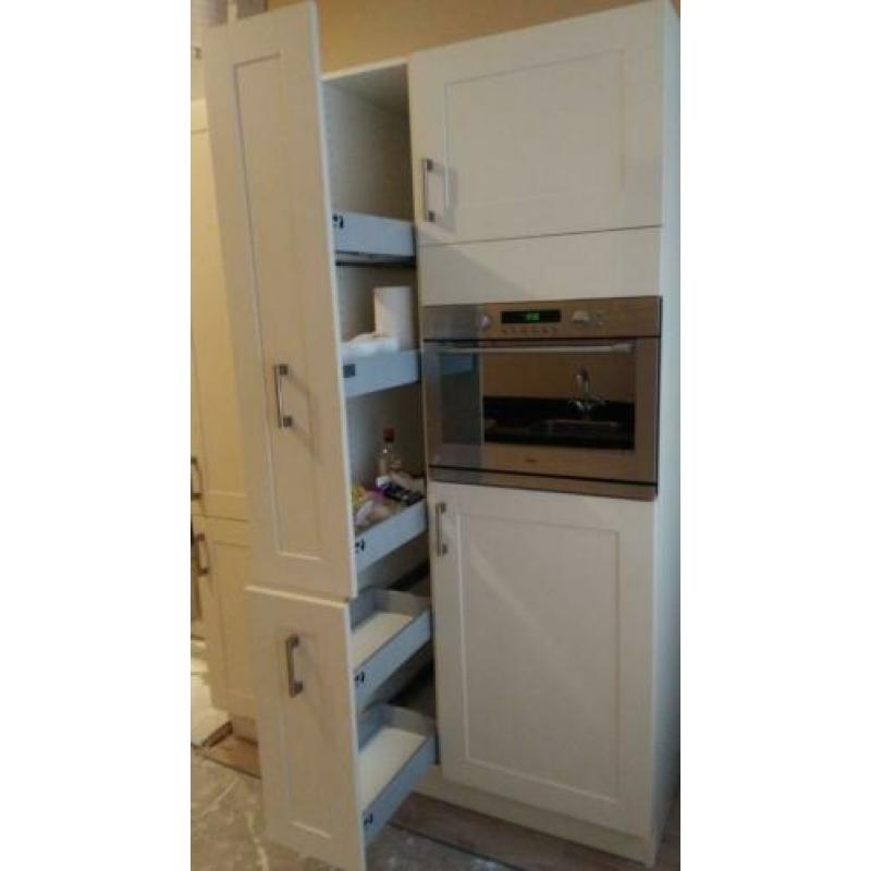 Mooie complete witte keuken! Zgan!