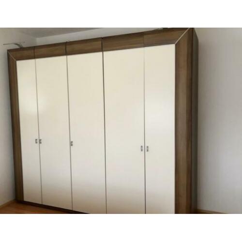 Kledingkast 5 deurs + 2 nachtkastjes bruin beige cream
