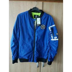 TE KOOP jongens jack nieuw blauw.