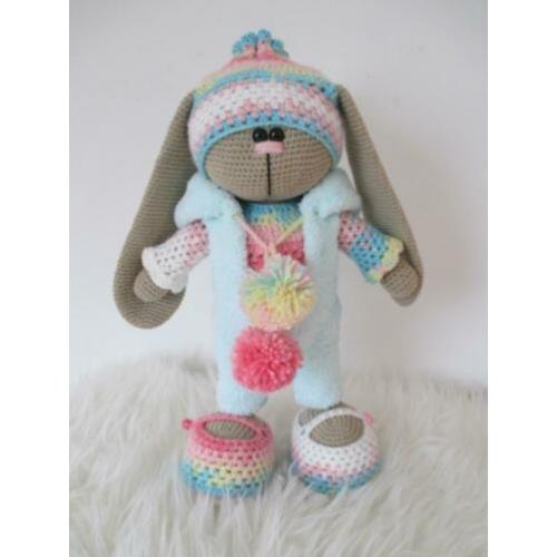 Gehaakte Bunny met jumpsuite 39cm