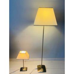 Twee staande lampen: een hoog, een laag