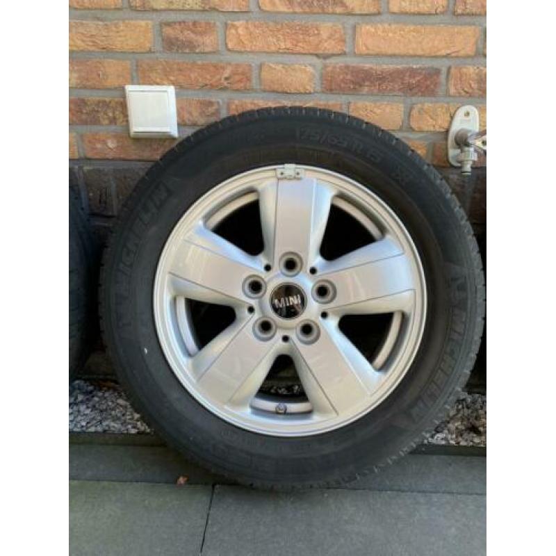 Mini 15” lichtmetalen velgen met goede zomerbanden