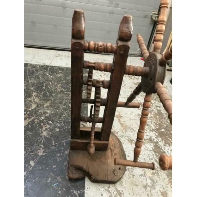 Houten molen draait nog bieden