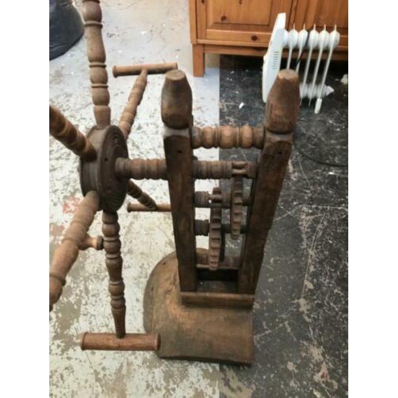 Houten molen draait nog bieden