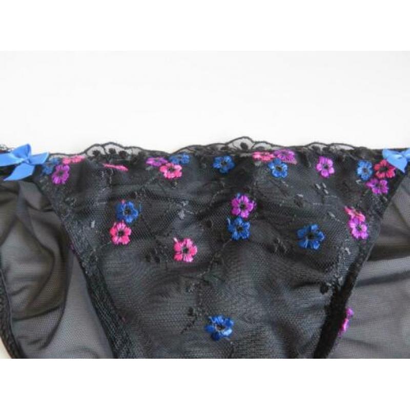 Hunkemoller slip zwart transparant met bloemetjes maat M