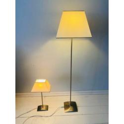 Twee staande lampen: een hoog, een laag