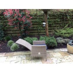 Massief houten tuintafel + 6 gasgeveerde wicker stoelen.