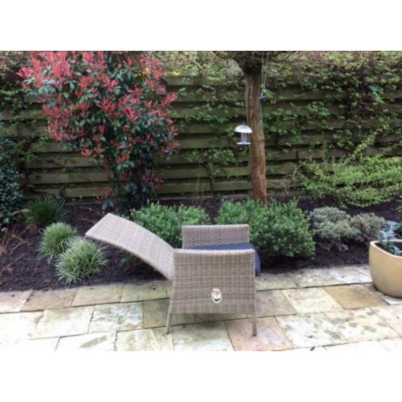 Massief houten tuintafel + 6 gasgeveerde wicker stoelen.