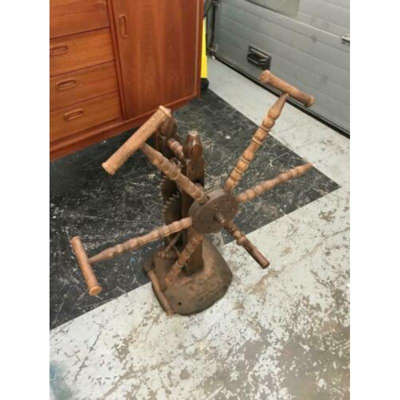 Houten molen draait nog bieden
