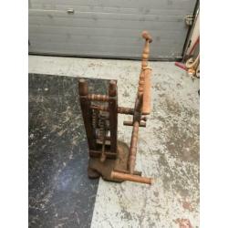 Houten molen draait nog bieden