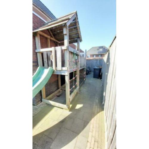 Speelhuis met glijbaan en uitbouw