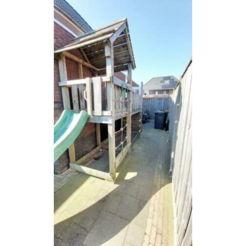 Speelhuis met glijbaan en uitbouw