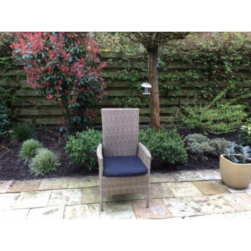 Massief houten tuintafel + 6 gasgeveerde wicker stoelen.