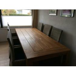 Massief houten tuintafel + 6 gasgeveerde wicker stoelen.
