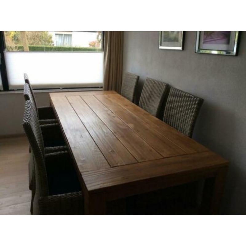 Massief houten tuintafel + 6 gasgeveerde wicker stoelen.